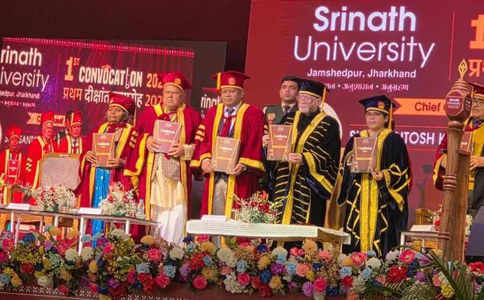 Adityapur: श्रीनाथ यूनिवर्सिटी का दीक्षांत समारोह सम्पन्न, 44 विद्यार्थियों को राज्यपाल के हाथों मिला गोल्ड मेडल