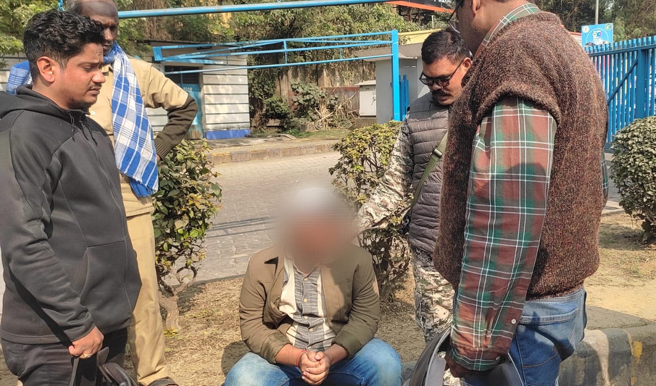 Jamshedpur : साकची में युवती से मोबाइल छीनकर भाग रहा युवक रंगे हाथ धराया, पिटाई के बाद लोगों ने आरोपी को पुलिस को सौंपा