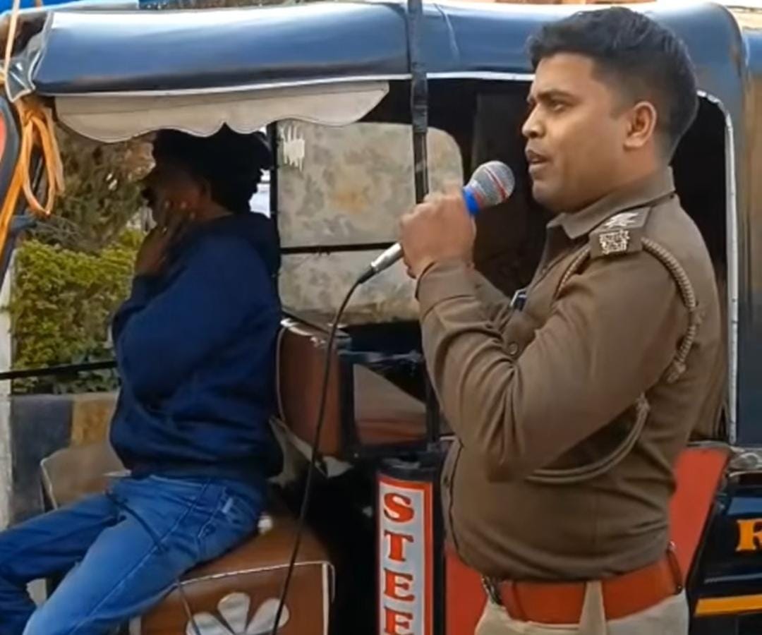 Jamshedpur : मानगो पुलिस ने धोखाधड़ी के फरार आरोपियों के घर पर चिपकाया इश्तहार, सरेंडर नहीं करने पर कुर्की जब्ती की दी चेतावनी