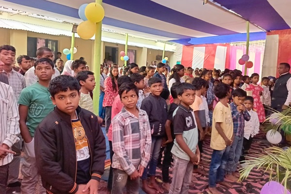 Baharagoda : बानियाकुंदर चर्च में क्रिसमस की धूम, प्रेम और भाईचारे का दिया संदेश