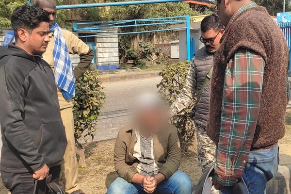 Jamshedpur : जुबली पार्क गेट पर दिनदहाड़े मोबाइल छीना, आरोपी भीड़ के चंगुल से पुलिस की गिरफ्त में