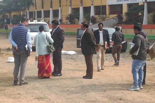 Jamshedpur : मुख्य निर्वाचन पदाधिकारी ने पूर्वी सिंहभूम में कम पैतृक मैपिंग वाले मतदान केंद्रों का किया निरीक्षण