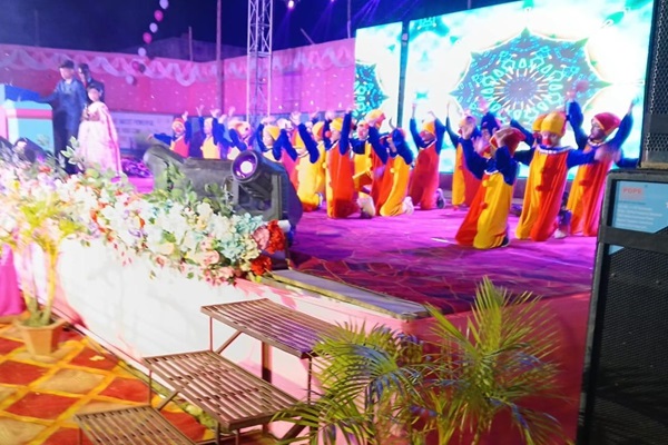 Seraikela : नीमडीह रेनबो इंग्लिश स्कूल के वार्षिक समारोह में विधायक सविता महतो की उपस्थिति