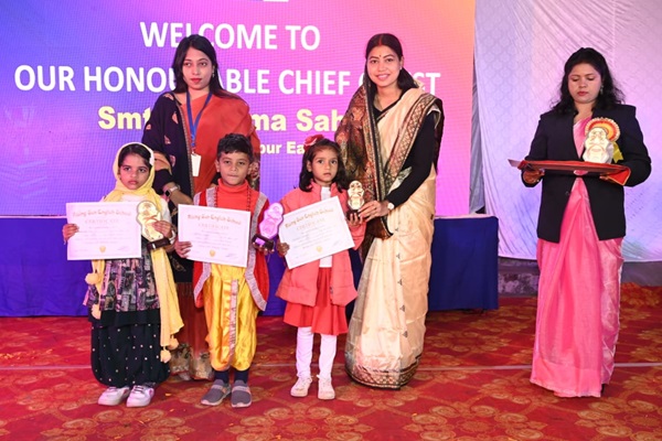 Jamshedpur : राइजिंग सन इंग्लिश स्कूल केबुल बस्ती का वार्षिक पुरस्कार वितरण समारोह सम्पन्न