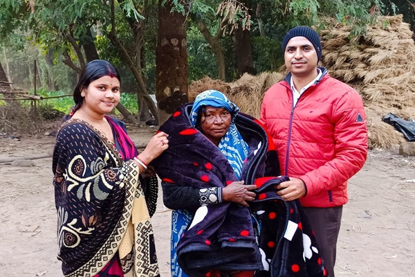 Baharagoda : कड़ाके की ठंड के बीच सबर परिवारों को मिली राहत, लाल साईं गाँव में कंबल वितरण