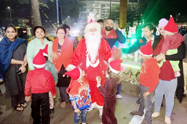 Jamshedpur : सांता क्लॉज बने पप्पू सरदार ने आधी रात को बांटे उपहार, दिया सेवा और मानवता का संदेश