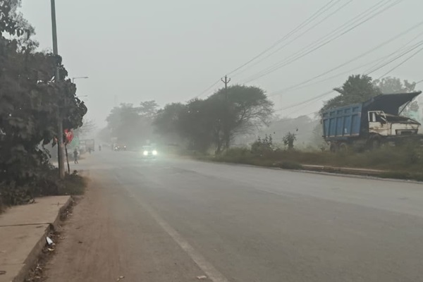 Seraikela : सरायकेला में शीतलहर का प्रकोप, घना कोहरा बना जनजीवन के लिए चुनौती