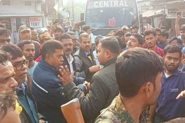 Jamshedpur : टाटा मोटर्स बस और बाइक की टक्कर, यातायात घंटों रहा ठप