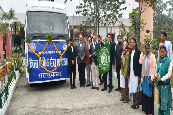 Saraikela: सरायकेला में शुरू हुई चलंत लोक अदालत, मोबाइल वैन से ग्रामीणों को मिलेगा न्याय