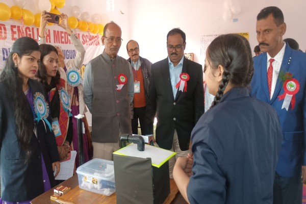 Jadugora: शेफर्ड स्कूल में विज्ञान प्रदर्शनी, सुसाइड अलार्म और ऑटोमैटिक रेलवे फाटक ने लूटी वाह-वाही