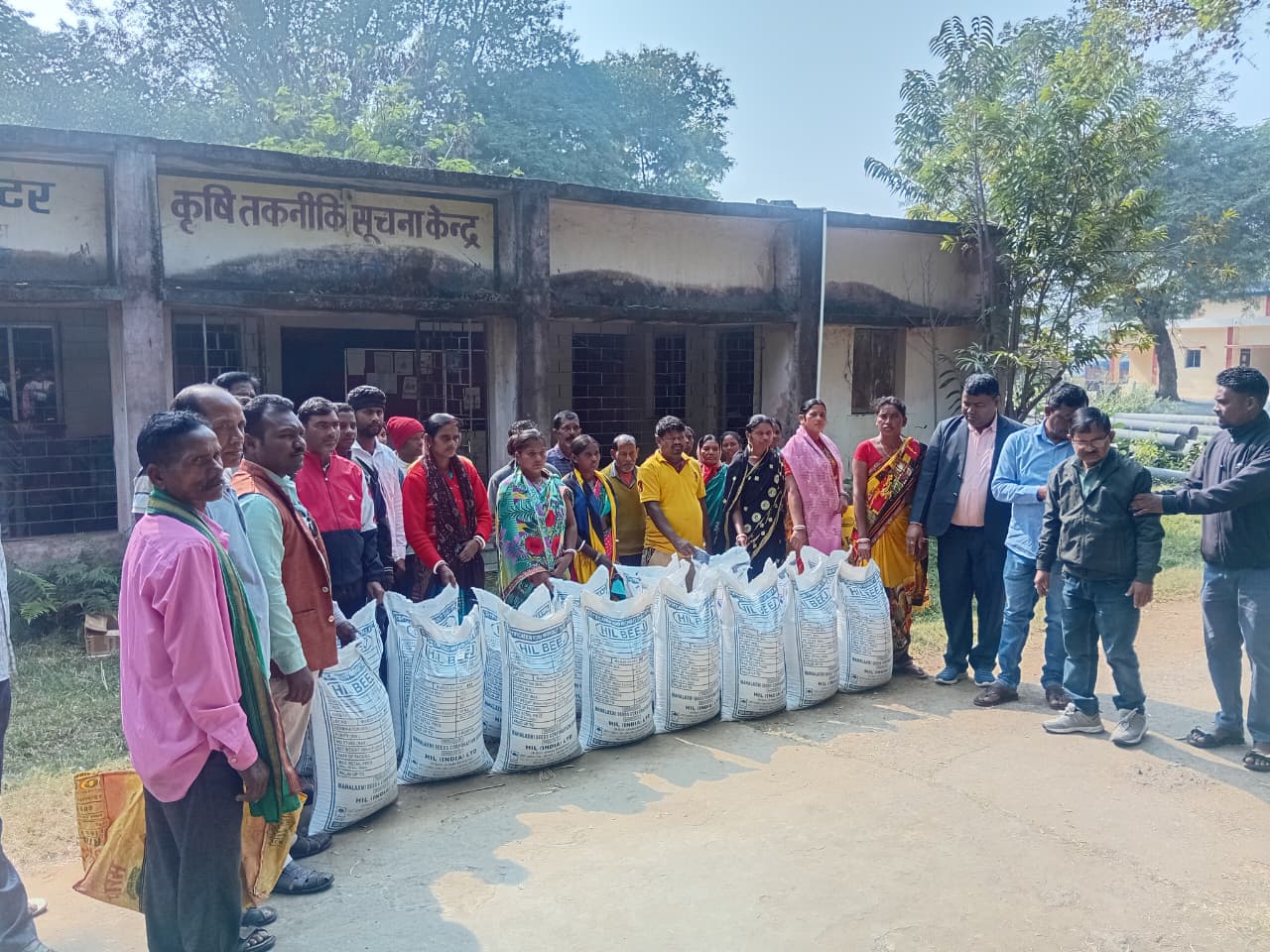 Saraikela: सरायकेला में किसानों को वितरित हुए 660KG चना और 130KG सरसों बीज