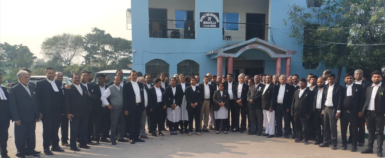 Saraikela: अधिवक्ता दिवस पर देश रत्न डॉ. राजेंद्र प्रसाद को याद कर भावपूर्ण समारोह