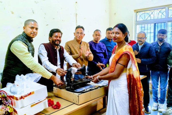 Bahragora: बहरागोड़ा में 33 सखी मंडलों को सिलाई मशीनों से मिली स्वरोजगार की सौगात