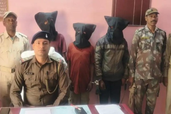 Saraikela: किराना दुकान में चोरी का राज खुला, तीन आरोपी गिरफ्तार