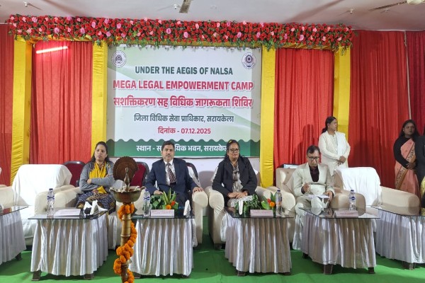Saraikela: सरायकेला-खरसावां में मेगा लीगल एम्पावरमेंट कैंप, न्यायिक अधिकारियों ने जनता को किया जागरूक
