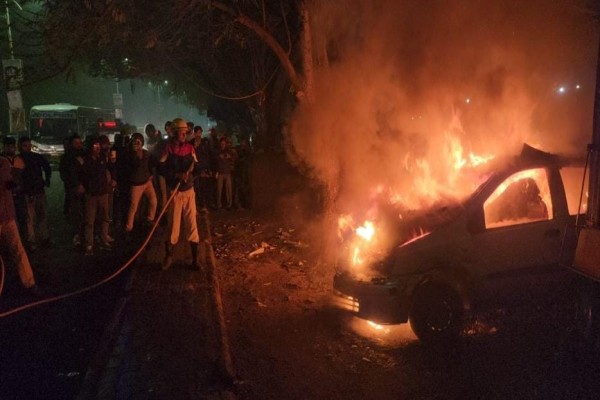 Jamshedpur: एग्रिको सिग्नल के पास गैरेज में लगी आग, कार और ऑटो जले