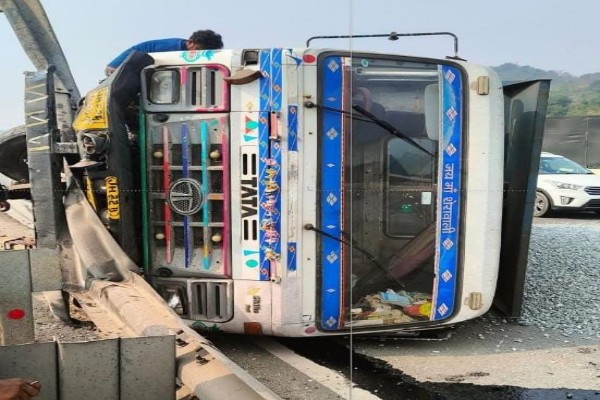 Jamshedpur: चांडिल ओवरब्रिज पर टायर फटने से पलटा गिट्टी लदा हाइवा, बड़ा हादसा टला