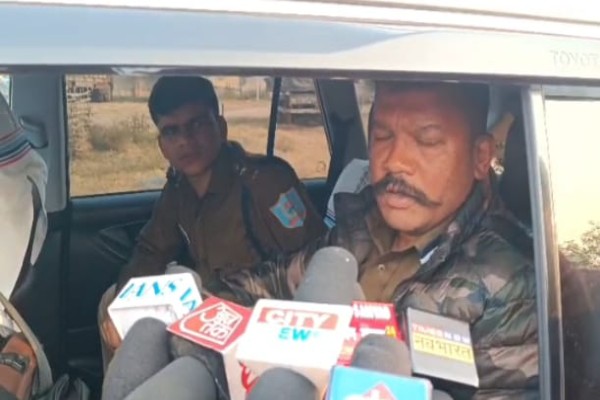 Saraikela: ईचागढ़ थाना मारपीट मामला, DIG ने पुलिस अधिकारियों से की पूछताछ