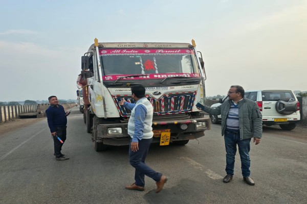 Saraikela: सरायकेला में सड़क सुरक्षा अभियान, अवैध वाहनों से ₹1.12 लाख की वसूली