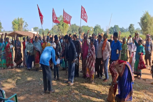 Ranchi: खूंटी में किसानों ने जलाई बीज और बिजली विधेयक की प्रतियां, मोदी सरकार पर साधा निशाना