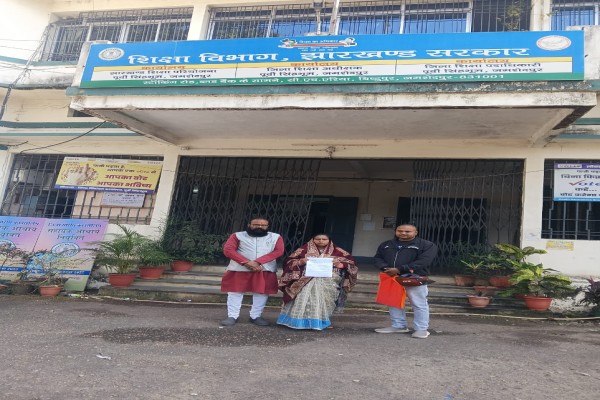 Jamshedpur: घाटशिला उपचुनाव के दौरान CRP कर्मचारी की मृत्यु, विधवा पत्नी को नौकरी देने की मांग