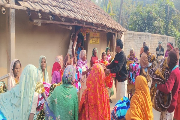 Baharagoda : कड़ाके की ठंड में कंबल पाकर खिल उठे जरूरतमंदों के चेहरे, डोमजुड़ी पंचायत में हुआ वितरण