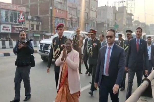 Adityapur : प्रोटोकॉल तोड़ लोगों से मिली राष्ट्रपति द्रौपदी मुर्मू, झलक पाने को बेताब लोगों ने स्वागत में जमकर लगाए नारे