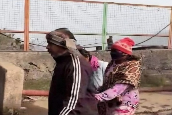 Jamshedpur : मानगो पुल से नदी में छलांग लगाने जा रही महिला को राहगीरों ने बचाया, तनाव में उठाने जा रही थी घातक कदम