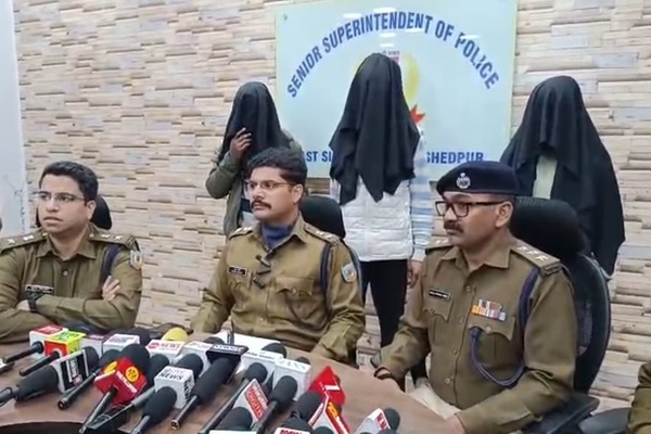 Jamshedpur : गुप्त सूचना पर पुलिस की कार्रवाई, मानगो से तीन अपराधी हथियारों के साथ गिरफ्तार