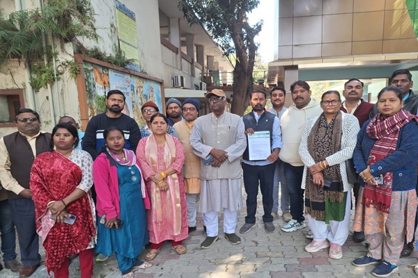 Jadugoda : डुमरिया की आदिवासी महिला के लिए अबुआ आवास की मांग, ग्रामीणों ने उपायुक्त कार्यालय पहुंचा ज्ञापन