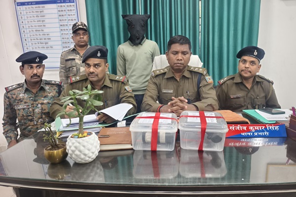 Adityapur : आदित्यपुर में अवैध हथियारों के साथ युवक गिरफ्तार, पुलिस को बड़ी सफलता
