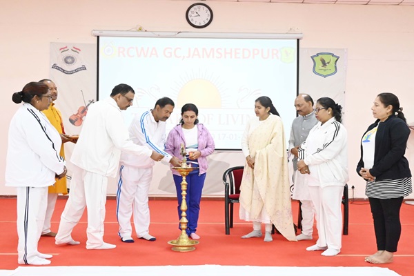 Jadugoda : जमशेदपुर सीआरपीएफ कैंप में आर्ट ऑफ लिविंग कार्यशाला, जवानों और परिवारों ने सीखा ध्यान के तरीके