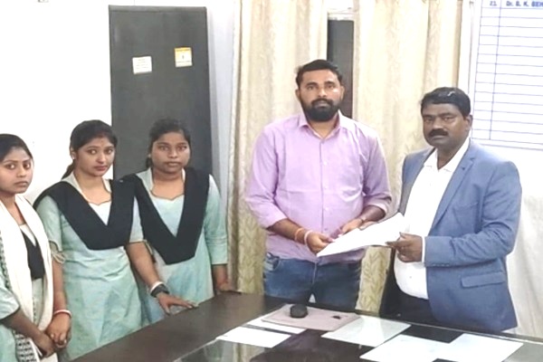 Baharagoda : डॉ. बी.के. बेहरा के स्थानांतरण के विरोध में छात्रों का हुंकार, आंदोलन की चेतावनी