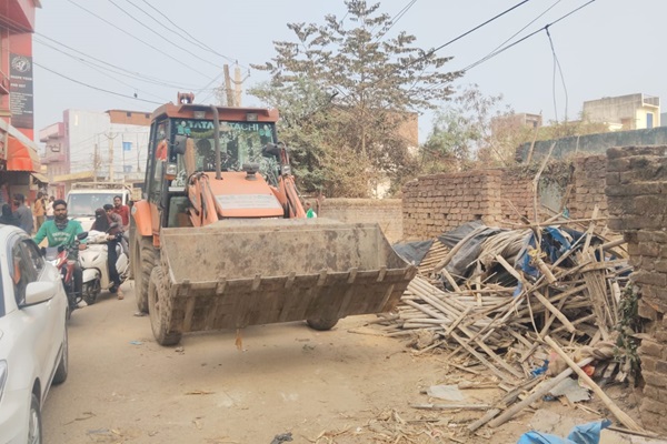 Jamshedpur : टीओपी चौक में अतिक्रमण हटाओ अभियान, सड़क जाम मुक्त