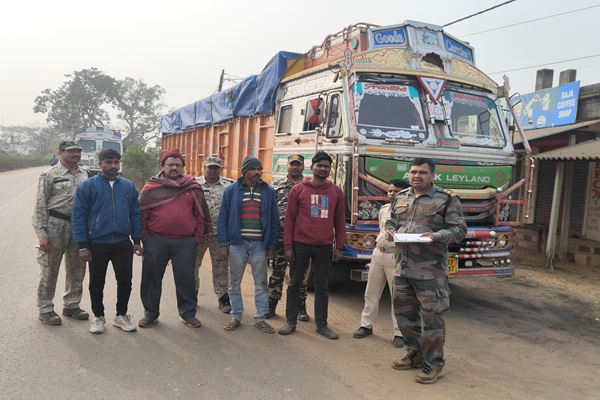 Jhargram : झाड़ग्राम पुलिस ने अंतरराज्यीय अवैध रेत तस्करी का किया उद्भेदन, पांच ट्रक जब्त