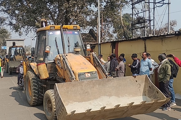 Jamshedpur : टाटानगर स्टेशन क्षेत्र में रेलवे भूमि से अतिक्रमण हटाया गया, 32 दुकान-मकान ध्वस्त