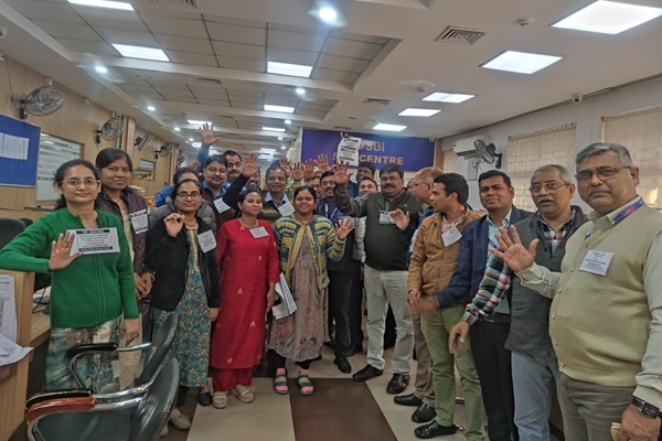 Jamshedpur : 27 जनवरी को देशव्यापी बैंक हड़ताल, जमशेदपुर में UFBU का बैच बेयरिंग कार्यक्रम आयोजित