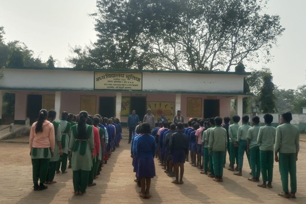 Baharagoda : जर्जर भवन के साये में ‘भूतिया’ स्कूल, बच्चों की शिक्षा और सुरक्षा दोनों खतरे में