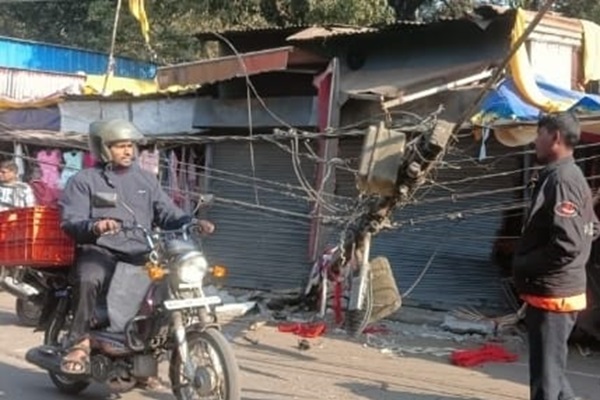 Jamshedpur : सिदगोड़ा में अज्ञात वाहन की टक्कर से बिजली का खंभा टूटा, दुकान पर गिरा पोल