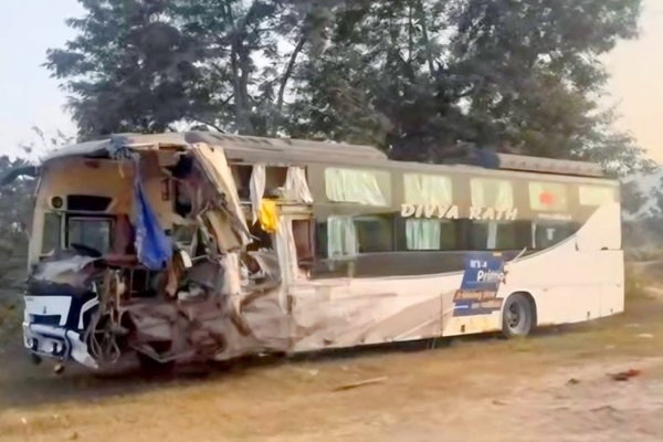 Chandil : एनएच-33 पर रडगांव के पास बस और ट्रक की टक्कर, बड़ा हादसा टला