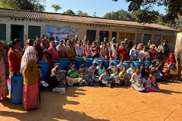 Gua : गाडाहाथी गांव में सीआरपीएफ का सिविक एक्शन प्रोग्राम, ग्रामीणों को मिली आवश्यक सामग्रियां