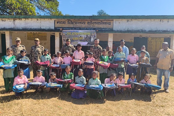 Gua : थलकोबाद गांव में सीआरपीएफ का सिविक एक्शन प्रोग्राम, बच्चों को मिली शैक्षणिक सामग्री