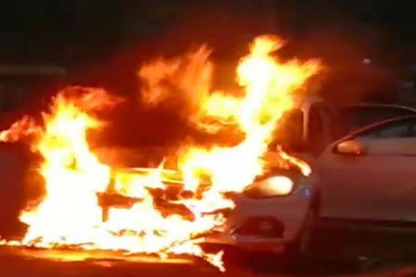 Jamshedpur : डिमना चौक के पास चलती कार में लगी आग, बाल-बाल बचे सवार