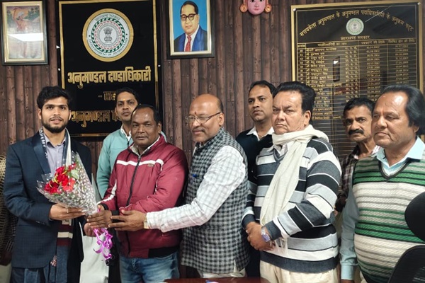 Seraikela : सरायकेला छऊ आर्टिस्ट एसोसिएशन ने नवनियुक्त एसडीओ अभिनव प्रकाश का किया भव्य स्वागत