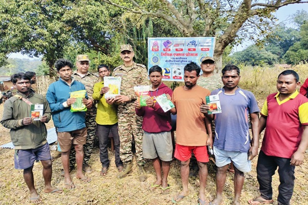 Gua : सारंडा के नक्सल प्रभावित गांव दुवेन्द्री में सीआरपीएफ का सिविक एक्शन प्रोग्राम