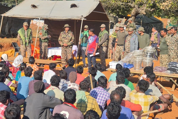 Gua : उसरूईयां गांव में सीआरपीएफ का सिविक एक्शन प्रोग्राम, मेडिकल कैंप से ग्रामीणों को मिली राहत