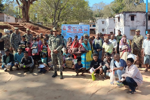 Gua : करमपदा में सीआरपीएफ का सिविक एक्शन प्रोग्राम, ग्रामीणों को मिली राहत सामग्री