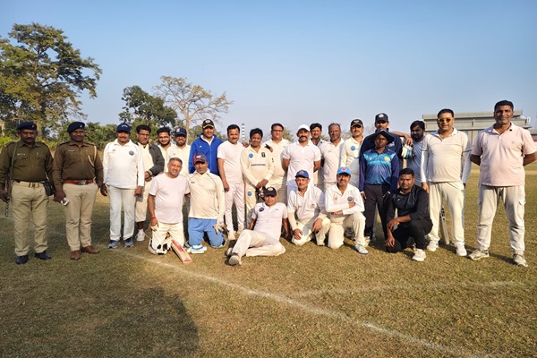 Jadugoda : वेटरन क्रिकेट मैच में ग्रामीण एसपी की टीम ने दर्ज की शानदार जीत