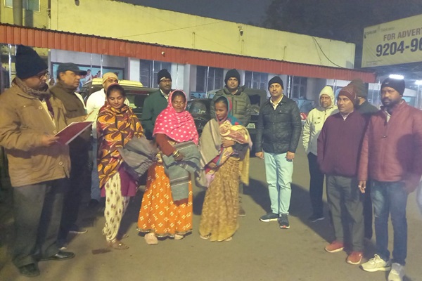 Jamshedpur : ठिठुरती ठंड में न्यायपालिका ने जरूरतमंदों को ओढ़ाया कंबल