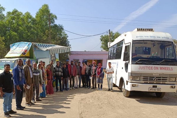Potka : डालसा की जागरूकता वैन पहुंची पोटका ब्लॉक, नशा मुक्ति के लिए चलाया गया सघन अभियान
